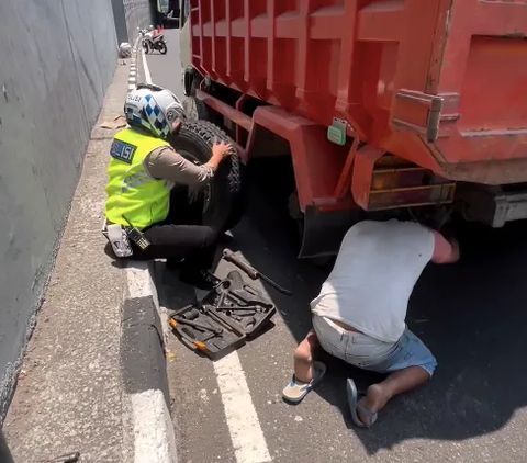 Sopir Truk Alami Pecah Ban di Jalan, Perwira Polisi Langsung Gercep Membantu, Endingnya Dikasih Uang