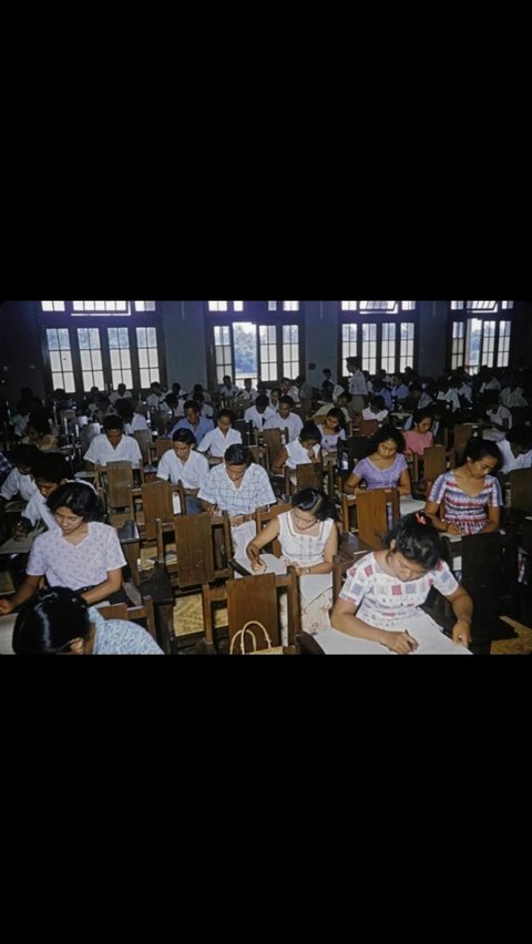 Old Portraits of the Exam Atmosphere of UGM Students in the 1960s, Nostalgic Photos of Teak Wood Chairs, Alumni of the Blue Campus Will Definitely Relate