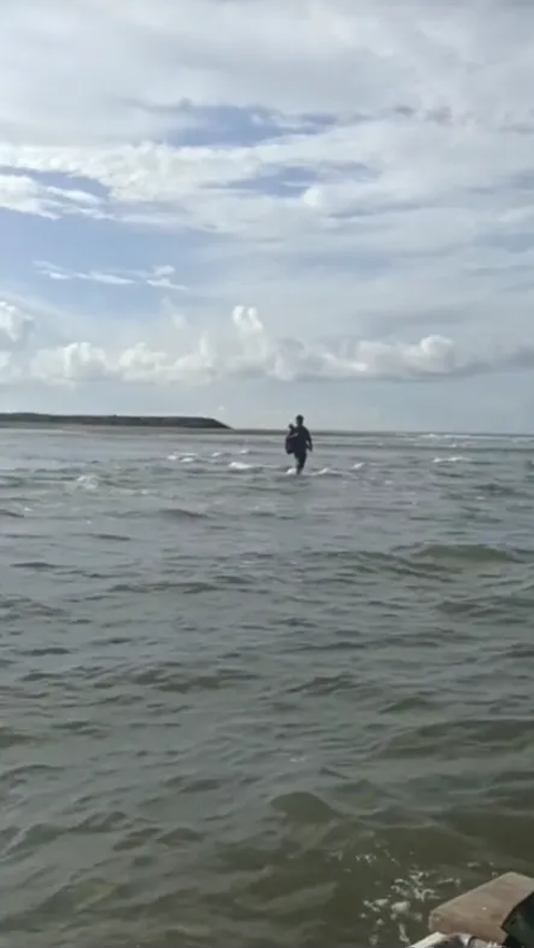 Viral Video People Walking on the Sea in Aceh, Picked Up by Boat, Watched 6 Million Times, Check the Facts!