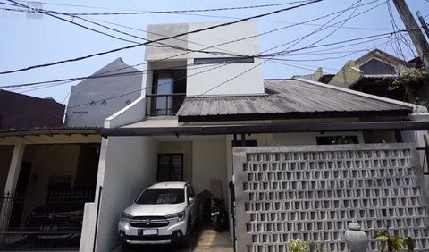 10 Portraits of Comedian Gilang Gombloh's House, The Roof Can Open and Close