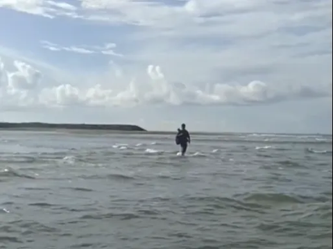 Viral Video Orang Berjalan di Atas Laut Aceh, Dijemput Naik Boat, Ditonton 6 Juta Kali, Cek Faktanya!