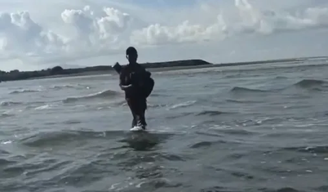 Jemput Orang Berjalan di Tengah Laut