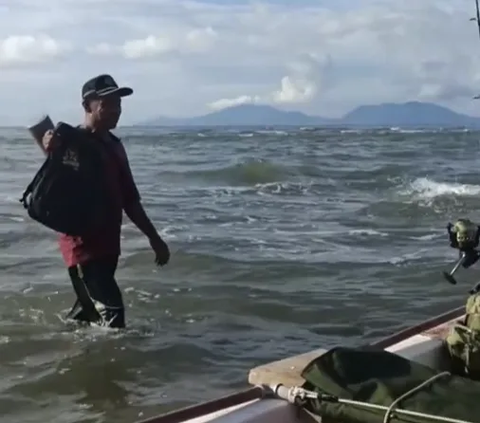 Viral Video Orang Berjalan di Atas Laut Aceh, Dijemput Naik Boat, Ditonton 6 Juta Kali, Cek Faktanya!