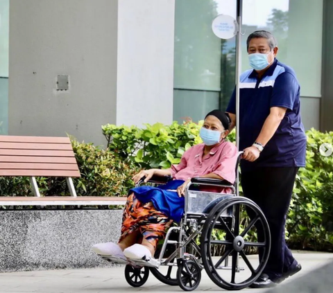 Selama melakukan perawatan intensif, SBY tidak pernah lepas berada di samping istri tercinta yang tengah terbaring sakit. Bahkan, di saat-saat terakhirnya pun SBY berada di sisi mendiang sang istri. <br>