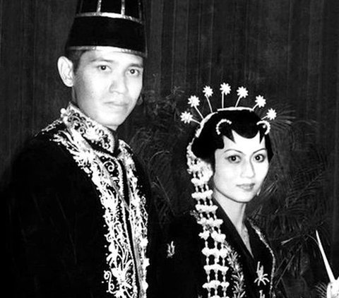 Kini, hanya ada kenangan dari keduanya yang tersimpan rapi dalam selembar foto, video maupun sebuah karya. Salah satunya adalah foto pernikahan SBY dan Ani Yudhoyono yang baru-baru ini beredar luas. <br>