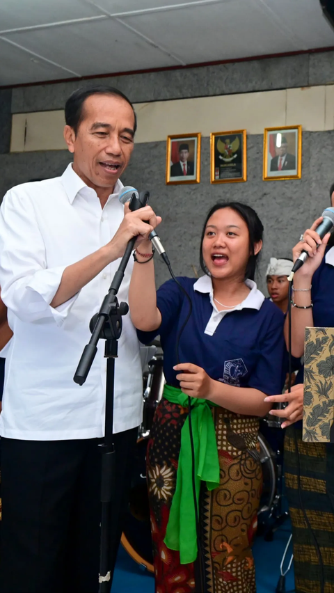 Potret Keseruan Jokowi Nyanyi Lagu Slank 'Ku Tak Bisa' di SMKN 3 Sukawati Bali<br>