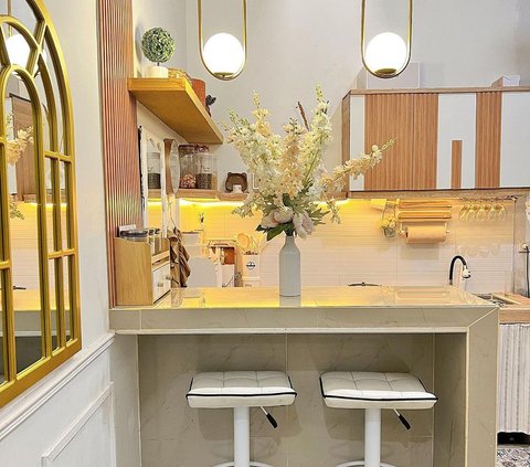 Bar-style Table Becomes a Cool Kitchen Divider, Can Be Replicated at Home