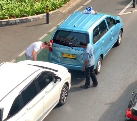 Mobil Saling Senggol, Sikap Dua Sopir Ini Tuai Pujian Warganet