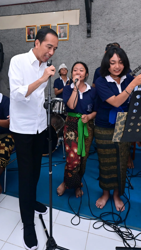 Lagu itu awalnya sedang dibawakan oleh para pelajar di studio musik. Jokowi yang meninjau studio masuk lalu memegang mik dan ikut bernyanyi.<br>