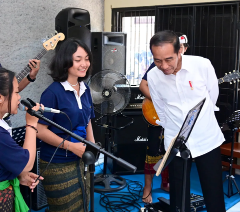 Potret Keseruan Jokowi Nyanyi Lagu Slank 'Ku Tak Bisa' di SMKN 3 Sukawati Bali