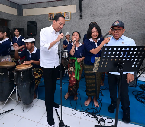 Potret Keseruan Jokowi Nyanyi Lagu Slank 'Ku Tak Bisa' di SMKN 3 Sukawati Bali