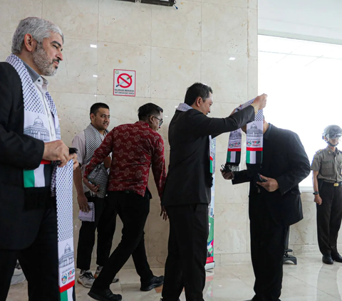FOTO: Dukung Perjuangan Warga Gaza, Anggota DPR Kenakan Syal Palestina di Rapat Paripurna