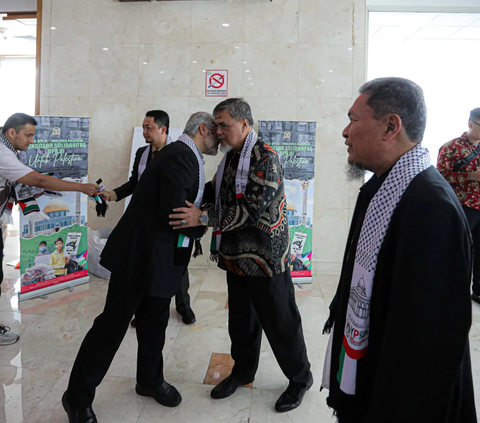 FOTO: Dukung Perjuangan Warga Gaza, Anggota DPR Kenakan Syal Palestina di Rapat Paripurna