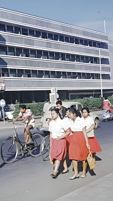 Viral Old Photo in Bandung Year 1970, Netizens Focus on Portrait of Students on the Side of the Road, Elementary School Uniforms Student's Face.