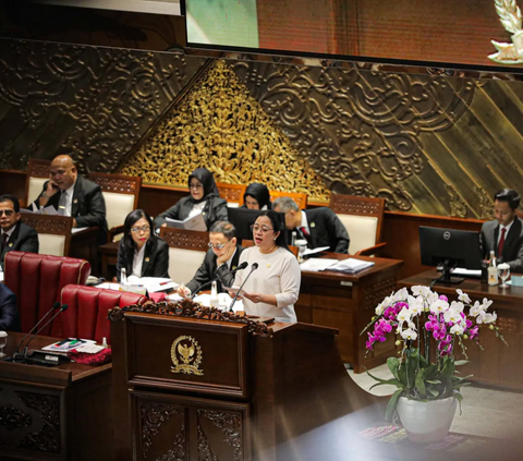Ketua DPR Puan Maharani menyampaikan pidatonya saat memimpin rapat paripurna pembukaan ke-8 masa persidangan II Tahun 2023-2024 di Gedung Nusantara II, Kompleks Parlemen Senayan, Jakarta, Selasa<br>(31/10/2023).