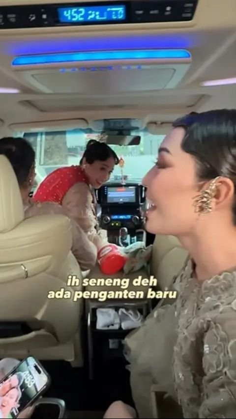 Raffi Ahmad dan Nagita Slavina menumpang mobil Ayu Dewi dalam rangka menghadiri acara fashion show yang sama.