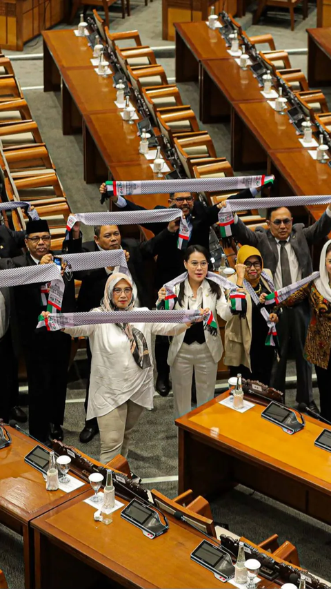 Para anggota membentangkan syal Palestina sebelum rapat paripurna pembukaan ke-8 masa persidangan II Tahun 2023-2024 di Gedung Nusantara II.