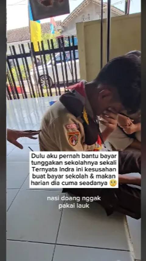 Mirisnya, sang guru mengatakan bahwa Indra pernah membawa bekal nasi tanpa lauk ke sekolah. Padahal, temannya makan enak.<br>