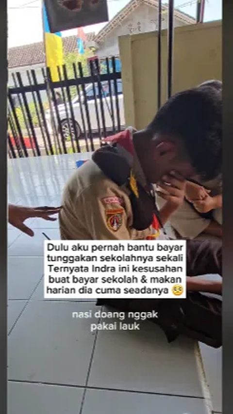 Guru ini pun tak kuasa menahan tangis saat menceritakan bagaimana Indra di sekolah. Ia juga mengaku tidak tega melihat Indra seperti itu.