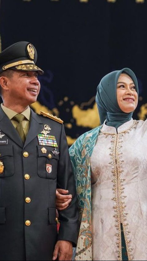 Ini potret Jenderal Agus Subiyanto bareng sang istri. Sosok Evi Sophia mendampingi sang suami saat pelantikan.