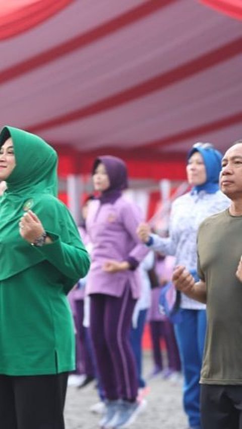 Ini momen Evi Sophia dan KSAD Agus Subiyanto saat olahraga bareng. Pasangan suami istri ini ikut senam bersama di Monas.