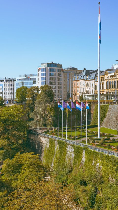 Luksemburg, yang menghadapi tingkat kelahiran tahunan yang rendah, memberikan tunjangan persalinan sebesar 1.800 euro atau sekitar Rp29,1 juta.