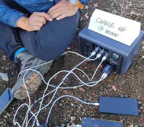 Mendaki sambil Cari Cuan, Pria Ini Buka Jasa Cas Handphone di Gunung Seharga Rp20 Ribu