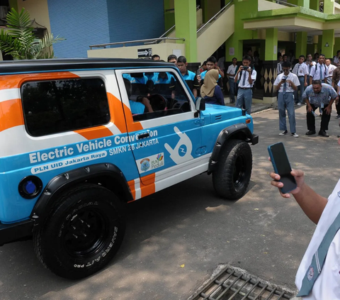 Dua mobil konvensional berbahan bakar minyak yang dikonversi menjadi kendaraan bertenaga listrik berhasil diciptakan oleh putra bangsa pelajar SMK di Jakarta.<br>