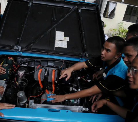 FOTO: Melihat Uji Coba Dua Mobil Hasil Konversi dari Mesin Konvensional ke Listrik Karya Pelajar SMK di Jakarta