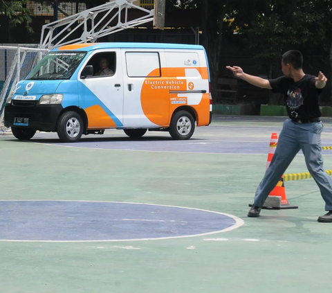 Pelajar dari dua SMK di Jakarta itu mengkonversi dua jenis mobil bermesin bensin ke listrik. <br><br>Masing-masing mobil yang dikonversi adalah bertipe jip dan minibus.