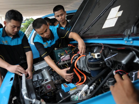 FOTO: Melihat Uji Coba Dua Mobil Hasil Konversi dari Mesin Konvensional ke Listrik Karya Pelajar SMK di Jakarta