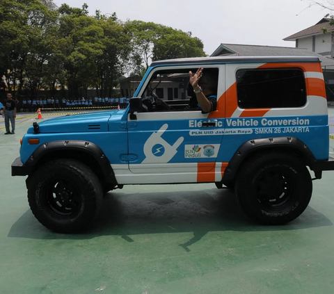 FOTO: Melihat Uji Coba Dua Mobil Hasil Konversi dari Mesin Konvensional ke Listrik Karya Pelajar SMK di Jakarta