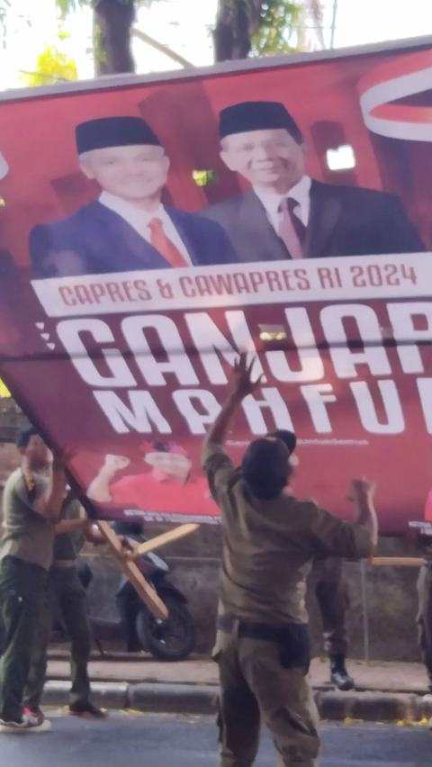 VIDEO: Jokowi Datang, Baliho Raksasa Ganjar-Mahfud Dicopot, Banteng Ngamuk!