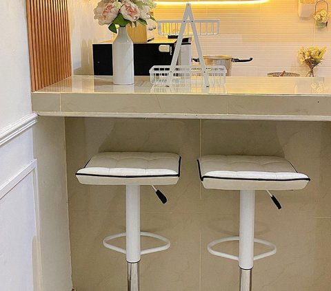 Bar-style Table Becomes a Cool Kitchen Divider, Can Be Replicated at Home