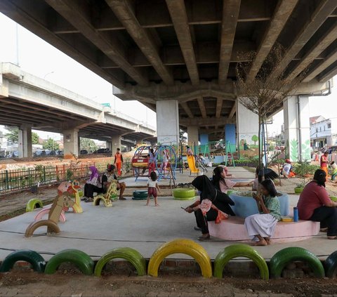 Sebuah lahan tidur di kolong Tol Becakayu disulap menjadi Taman Interaksi Warga. Taman ini berlokasi di Jalan Inspeksi Tarum Barat, RW 10, Kelurahan Cipinang Melayu, Makasar, Jakarta Timur.