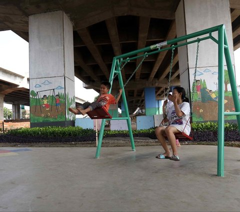 FOTO: Ramah Anak, Begini Penampakan Kolong Tol Becakayu Disulap Jadi Taman Bermain