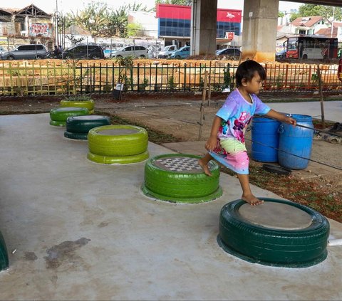 FOTO: Ramah Anak, Begini Penampakan Kolong Tol Becakayu Disulap Jadi Taman Bermain