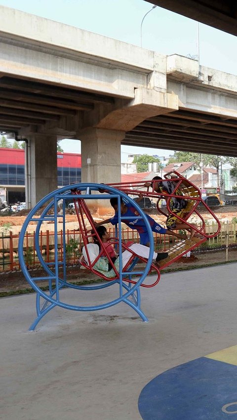 FOTO: Ramah Anak, Begini Penampakan Kolong Tol Becakayu Disulap Jadi Taman Bermain