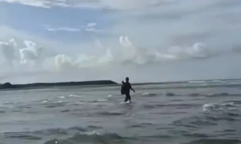Viral Seorang Pria Terlihat Berjalan di Atas Air Laut dengan Santai
