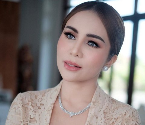 Potret Makeup Soft Glam Momo Geisha Saat Berkebaya, Auranya bak Putri Jawa