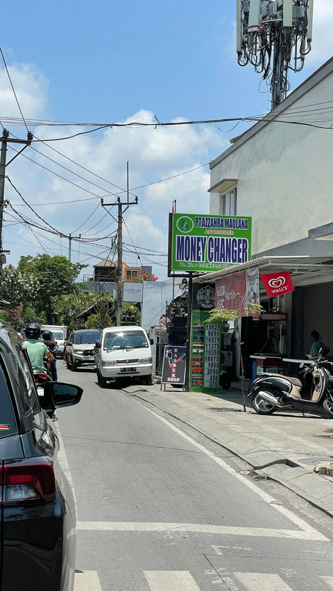 Proyek Trotoar Mengurangi Ruang Jalan