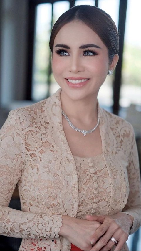 Portrait of Soft Glam Makeup Momo Geisha while wearing a traditional kebaya, her aura resembles a Javanese princess.