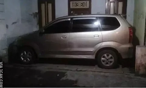 10 Potret Parkir Mobil di Tempat Enggak Masuk Akal, Posisinya Absurd Banget