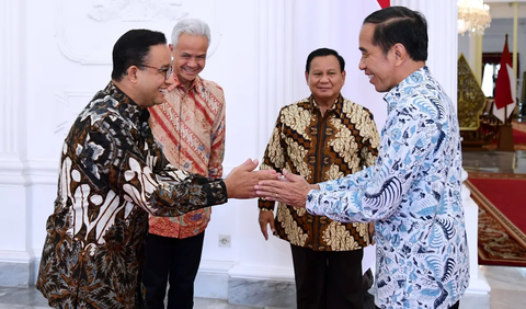 Jokowi tampak mengenakan batik berwarna hitam putih. Sementara Prabowo memakai batik cokelat, Ganjar batik merah, dan Anies batik hitam.<br>