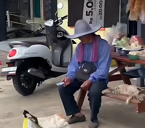 Grandfather Selling Palm Sugar Cheated, Can Only Gaze Sadly After Knowing Paid with Toy Money