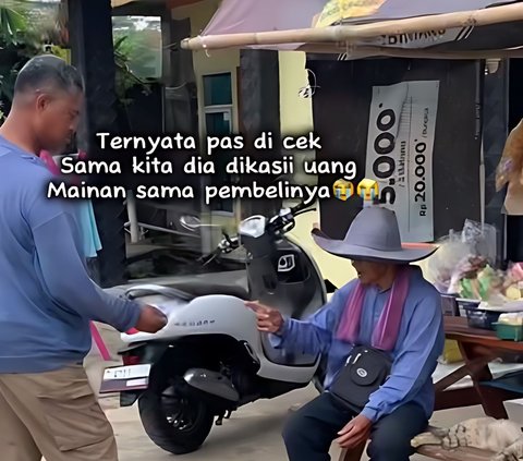 Grandfather Selling Palm Sugar Cheated, Can Only Gaze Sadly After Knowing Paid with Toy Money