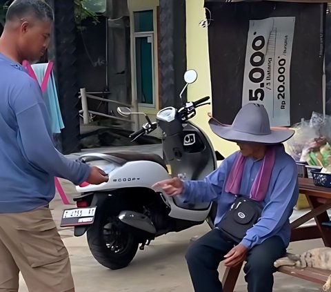 Grandfather Selling Palm Sugar Cheated, Can Only Gaze Sadly After Knowing Paid with Toy Money