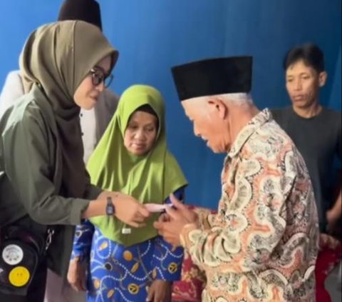 Grandfather Selling Palm Sugar Cheated, Can Only Gaze Sadly After Knowing Paid with Toy Money