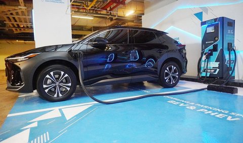 Privilege Charging Spot merupakan fasilitas isi ulang baterai xEV, eksklusif untuk BEV dan PHEV Toyota. Tersedia 1 unit Ultra Fast Charger 120 kW dan 2 unit AC Charger Type 27 kW.