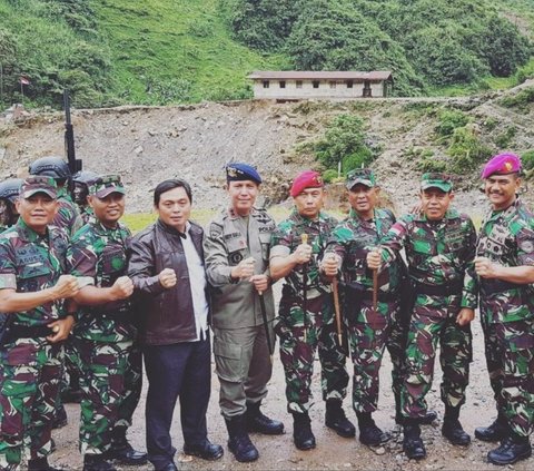 Tidak sendiri, Boy Rafli terlihat berfoto dengan sejumlah prajurit TNI. Rupanya mereka merupakan sahabat dari Angkatan 88. Diungkapkan oleh Boy Rafli, mereka sebenarnya bertemu secara tidak sengaja pada tahun 2018.